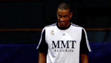 <b>LISTO. </b>Bullock estira en un entrenamiento.