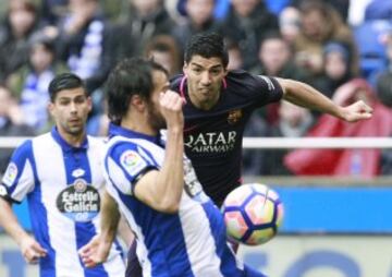 Luis Suárez disputa el balón con Juanfran y Arribas.