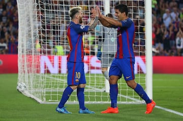 Messi y Luis Suárez celebran el 7-0 del uruguayo. 