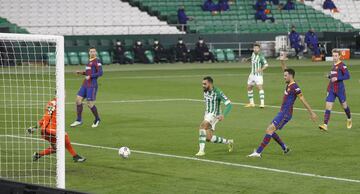 Borja Iglesias marca el 1-0 al Barcelona. 