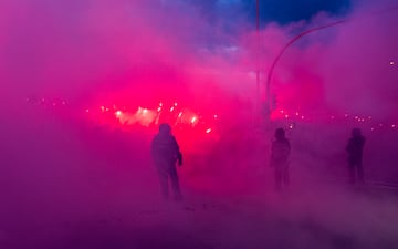 La aficin del Atleti ha recibido a su equipo a su llegada al Metropolitano antes del partido de Champions contra el Real Madrid.