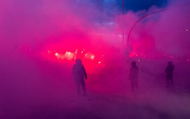 La afición del Atleti ha recibido a su equipo a su llegada al Metropolitano antes del partido de Champions contra el Real Madrid.