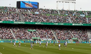 El grupo de jugadores argentinos entrenando ante su afición. 


