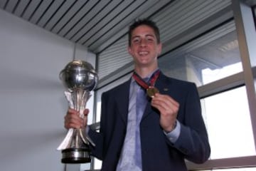 Torres celebrating with the under 16 European Cup in 2001.