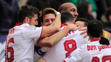 El Sevilla celebra su tercer gol en El Sadar contra Osasuna en Liga Santander. 