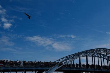 París acogió por segunda vez la segunda parada de las Series Mundiales de Red Bull Cliff Diving. Los espectadores tuvieron una vista alucinante de los participantes frente al monumento más famoso de Francia, la Torre Eiffel, compitiendo desde la plataforma de salto montada sobre el Sena.