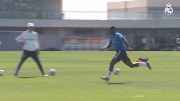 Ejercicio de chut tras conducción a la plantilla del Madrid: le toca a Vinicius y marca 'a lo Laudrup'