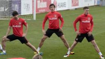 Tiago, Savic y Giménez entrenan con el grupo.