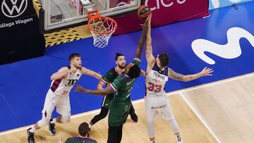 Thompson y Polonara disputan un rebote durante el Unicaja - Baskonia.