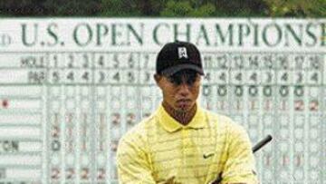<b>DISGUSTADO.</B> Tiger Woods sólo pudo acabar la primera jornada en el par del campo.