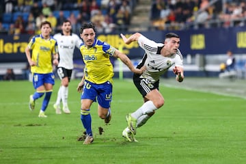 Iza Carcelén junto a Espiau en el encuentro de hoy que enfrentaba al Burgos y al Cádiz CF en el encuentro de la jornada 20 de la Liga Hypermotion.