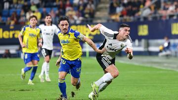 Iza Carcelén junto a Espiau en el encuentro de hoy que enfrentaba al Burgos y al Cádiz CF en el encuentro de la jornada 20 de la Liga Hypermotion.