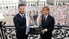 Nacho y Modric sostienen el trofeo de campeón de Liga en el balcón de la Real Casa de Correos, sede de la Comunidad de Madrid, en la Puerta del Sol, durante las celebraciones por el título liguero de la 2023-2024.