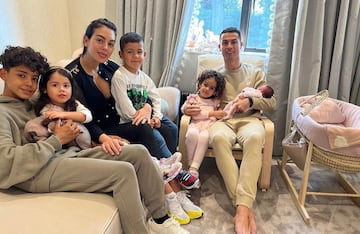 Cristiano Ronaldo y Georgina Rodríguez con sus hijos.