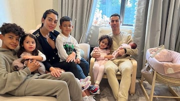 La modelo y Cristiano Ronaldo anunciaban el pasado 18 de abril la noticia del nacimiento de su hija y el fallecimiento de su hijo. “Es el dolor más grande que unos padres pueden sentir. Solo el nacimiento de nuestra hija nos da la fuerza para vivir este momento con algo de esperanza y felicidad. Estamos devastados por la pérdida. Bebé, eres nuestro ángel. Siempre te amaremos”, expresaba la pareja en redes.