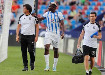 Omeruo, tras lesionarse en un partido ante el Levante. 