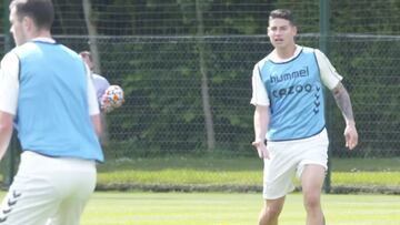 James Rodríguez, activo en práctica de Rafa Benítez