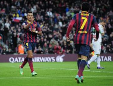Alexis celebra el 3-0 con Pedro, autor del pase.