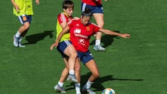  Las jugadoras de la selecci&oacute;n espa&ntilde;ola femenina de f&uacute;tbol, Marta Corredera (i) y Leila Ouahabi (d), durante el entrenamiento que el combinado nacional ha llevado a cabo esta tarde en la Ciudad del F&uacute;tbol de Las Rozas, para pre