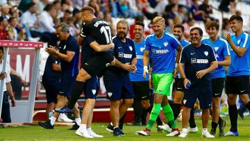 El centrocampista del M&Atilde;&iexcl;laga Javier Ontiveros (i) celebra el primer gol de su equipo ante el Albacete en el partido de la cuadrag&Atilde;&copy;sima primera jornada de LaLiga 123 que se disputa esta noche en el estadio Carlos Belmonte de Alba