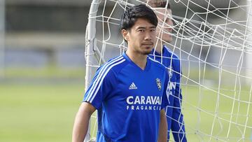 Kagawa ayuda a llevar la porter&iacute;a en el entrenamiento de esta ma&ntilde;ana.