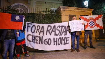 Manifestantes pericos, el pasado jueves ante el consulado de China en Barcelona.