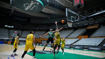 El alero estadounidense del Joventut Cameron Hunt (3i) lucha el balón con Netanel Artzi (2d), durante el partido de Liga de Campeones que Joventut de Badalona y Hapoel Holon disputan este miércoles en el Olímpico de Badalona.