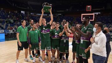 Carlos Suárez alza la copa de campeón del Trofeo Costa del Sol.