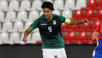JJPANA7245. ASUNCIÓN (PARAGUAY), 17/11/2020.- El jugador Fabian Valbuena (d) de Paraguay disputa un balón con Marcelo Moreno Martins de Bolivia hoy, en un partido de las Eliminatorias Sudamericanas para el Mundial de Catar entre las seleccio