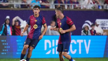 ORLANDO, FLORIDA - JULY 30: Sergi Domínguez #21 of FC Barcelona controls the ball during a pre-season match between Manchester City and FC Barcelona at Camping World Stadium on July 30, 2024 in Orlando, Florida.  (Photo by Rich Storry/Getty Images)