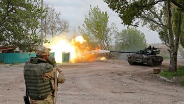 Service members of pro-Russian troops fire from a tank during fighting in Ukraine-Russia conflict near the Azovstal steel plant in the southern port city of Mariupol, Ukraine May 5, 2022. Picture taken May 5, 2022. REUTERS/Alexander Ermochenko TPX IMAGES OF THE DAY