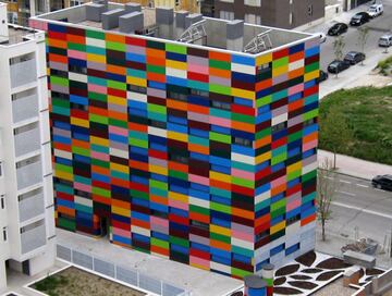 Es un edificio situado en el madrileño barrio de Carabanchel. Está destinado a viviendas de protección oficial y su arquitecto es Rafael Cañizares Torquemada. La fachada está revestida con coloridos paneles que se inspiran en la obra del pintor alemán Paul Klee.