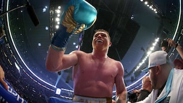 Canelo Alvarez celebra su victoria sobre Saunders.