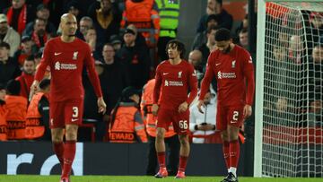 Los jugadores del Liverpool se lamentan tras encajar un gol contra el Real Madrid en Anfield.