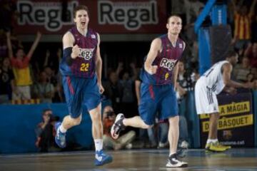 Rabaseda y Marcelinho Huertas celebran una canasta.