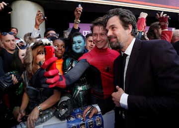 Mark Ruffalo (Hulk) firmando autógrafos y tomándose fotos con los fans, en la premiere mundial Avengers: Endgame en Los Ángeles, California. 