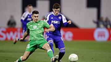 Zagreb (Croatia), 22/02/2024.- Real Betis's Marc Roca (L) and Dinamo's Martin Baturina (R) in action during the UEFA Europa Conference League knock-out round play-offs, 2nd leg soccer match between Dinamo Zagreb and Real Betis in Zagreb, Croatia, 22 February 2024. (Croacia) EFE/EPA/ANTONIO BAT