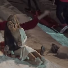 El desliz de Kim Kardashian con su escote en su extravagante fiesta navideña