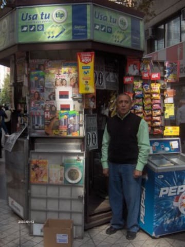 Tras el retiro, atendió un kiosco en la intersección de Huérfanos con Ahumada, en pleno centro de Santiago. La aparición del 'Transantiago' perjudicó en parte su negocio de casi 40 años.