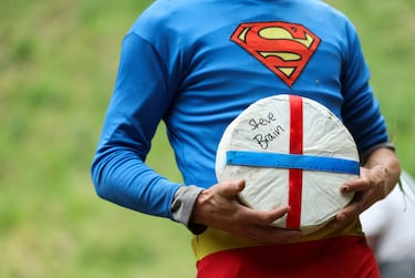 La carrera consiste en atrapar un queso de Gloucester arrojado desde la colina de Cooper, con una caída de 182 metros en la localidad de Brockworth. Los competidores deben bajar por la ladera del cerro para atraparlo y el primero en conseguirlo se proclama vencedor.