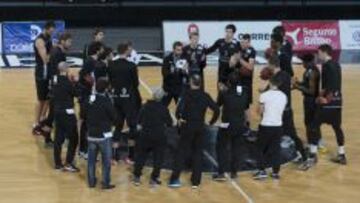 Sito Alonso dando instrucciones al equipo