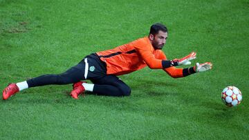 Adán, durante un entrenamiento con el Sporting.