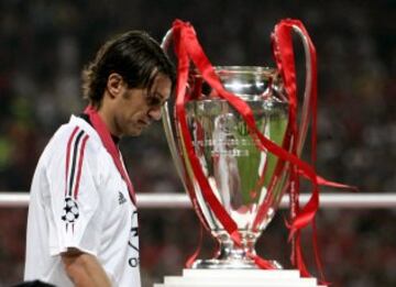 2. Paolo Maldini no consiguió tres Champions con el Milán que disputó, una final del Mundial y una Eurocopa con Italia. 