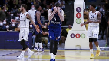 Thomas Heurtel, base del Real Madrid, se lamenta tras uno de sus errores en el tramo final del partido. Al fondo, Wilbekin y Nunnally, del Maccabi Tel Aviv.