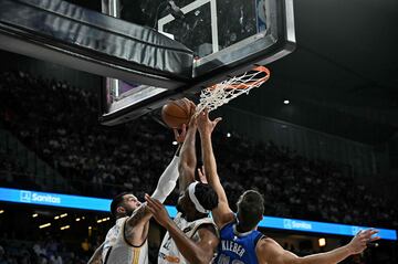 Vincent Poirier y Guerschon Yabusele, jugadores del Real Madrid, luchan por un balón dividido con Maxi Kleber, jugador de Dallas Mavericks.