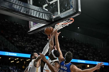 Vincent Poirier y Guerschon Yabusele, jugadores del Real Madrid, luchan por un bal¨®n dividido con Maxi Kleber, jugador de Dallas Mavericks.