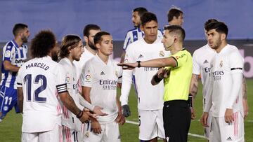 Los jugadores del Real Madrid se queja al árbitro durante el partido contra el Alavés.