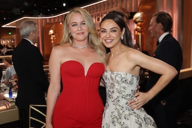 Alicia Silverstone y Mila Kunis durante la 83.ª edición de los Globos de Oro, celebrada en el Beverly Hilton.