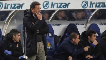 Eusebio Sacrist&aacute;n, sin perder detalle del partido ante el Bar&ccedil;a.