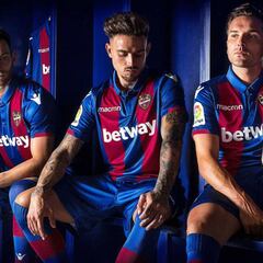 El Levante presenta su nueva primera equipación